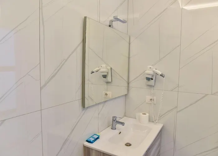 Ermiri Palace ホテル Shëngjin